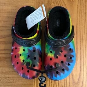 CROCS LINED Classic Tie Dye Clogs BLACK/MULTI NWT